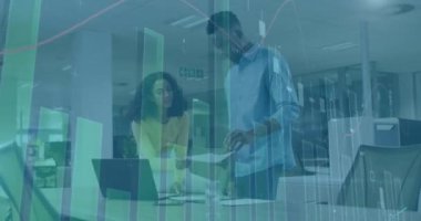 Ofisteki çeşitli iş adamları üzerinde finansal veri işleme animasyonu. Küresel iş, finans, bilgisayar ve veri işleme kavramı dijital olarak oluşturulmuş video.