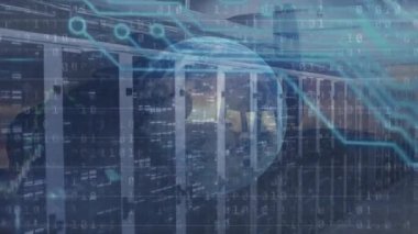 Grafiklerin animasyonu, ikili kodlar, düşen çubuklar ve sunucu odası ve makinelerin üzerindeki dünya. Dijital bileşik, çoklu pozlama, küreselleşme, kodlama, makine öğrenme, sunucu ağı ve teknoloji.
