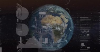 Lenslerin parlamasına ve arka planda dönen küreye karşı bilgi arayüzünün animasyonu. Dijital olarak üretilmiş, hologram, küreselleşme, rapor, finans, veritabanı, soyut ve teknoloji kavramı.