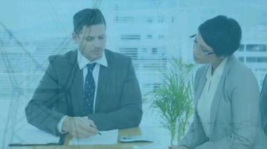 İş adamları üzerinde veri işleme animasyonu. Küresel iş, finans, bilgisayar ve veri işleme kavramı dijital olarak oluşturulmuş video.