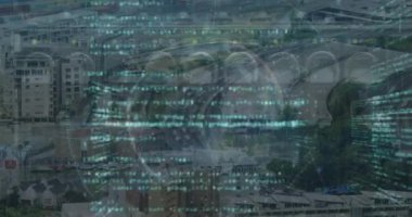 Sunucu veri depolama panelinin arkasındaki dünya, nokta ve bilgisayar dilinin animasyonu. Dijital bileşik, çoklu pozlama, küreselleşme, kodlama, makine öğrenme, teknoloji, ağ sunucusu.