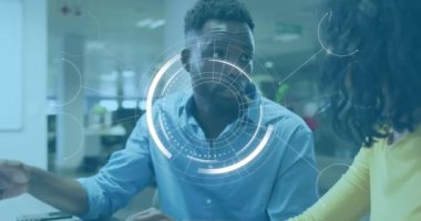 Muhtelif iş adamlarının ofiste yaptıkları toplantıların animasyonları. Küresel iş, çevrimiçi güvenlik ve dijital arayüz kavramı dijital olarak oluşturulmuş video.