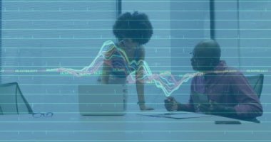 Ofiste çalışan çeşitli iş adamları üzerinde finansal veri işleme animasyonu. Küresel iş, finans ve dijital arayüz kavramı dijital olarak oluşturulmuş video.