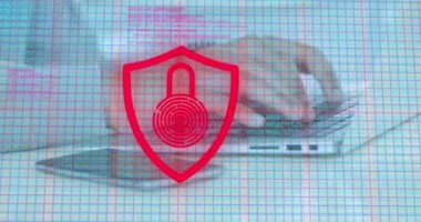 Bilgisayarı kullanarak asma kilit ve veri işleme animasyonu. Küresel iş ve dijital arayüz kavramı, dijital olarak oluşturulmuş video.