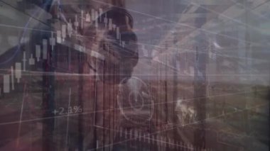 Ahırdaki atın yakın çekimine karşı sunucu odasında artan sayılarla grafiğin animasyonu. Dijital bileşik, çoklu pozlama, rapor, finans, büyüme, hayvan, teknoloji ve ağ sunucusu.