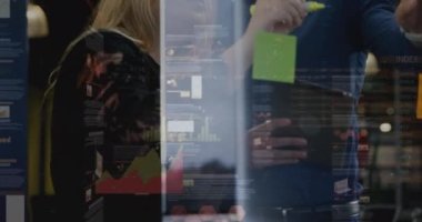 Ofiste çalışan çeşitli iş adamları üzerinde finansal veri işleme animasyonu. Küresel iş, finans ve dijital arayüz kavramı dijital olarak oluşturulmuş video.