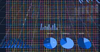 Çok renkli şebeke modellerinin animasyonu, bilgi arayüzü, soyut arkaplan üzerinde daire. Dijital olarak üretilmiş, hologram, rapor, finans, iş dünyası, rakamlar ve teknoloji kavramı.