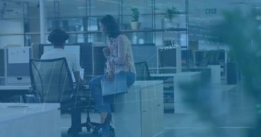 VR kulaklık takan bir iş kadınının bağlantı ve veri işleme ağının animasyonu. Küresel bağlantılar iş ve teknoloji kavramı dijital olarak oluşturulmuş video.