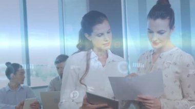 İki meslektaş ofiste bir belgeyi tartışıyorlar. Küresel iş veri işleme ve teknoloji konsepti dijital olarak oluşturulmuş video.