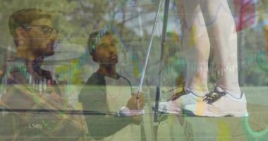 Kadın golfçü ve iş adamlarının bacaklarının üzerinde istatistik ve veri işleme animasyonu. Küresel spor, rekabet ve veri işleme kavramı dijital olarak oluşturulmuş video.