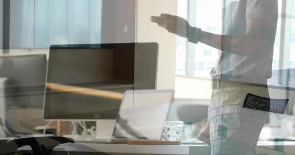 Animation Caucasian Businessman African American Businessman Χρησιμοποιώντας Smartphone Στο Γραφείο — Αρχείο Βίντεο