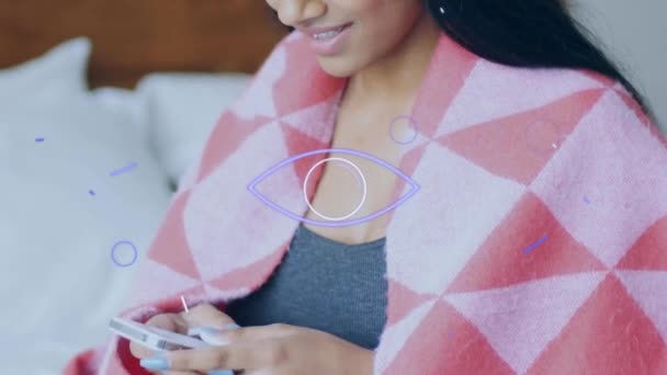スマートフォンで女性の上にアイコンやデータ処理のアニメーション グローバルビジネス コンピューティング データ処理の概念デジタルで生成されたビデオ — ストック動画