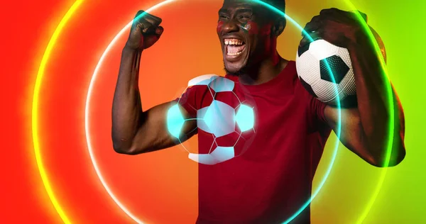 拿着葡萄牙国旗的非裔美国人面对数字足球和圆圈欢呼 复制空间 游乐场 霓虹灯 — 图库照片