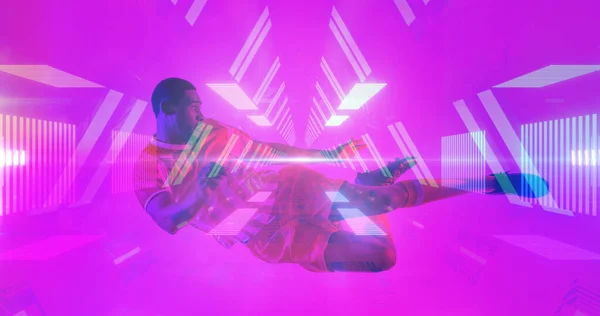 Afrykański Amerykański Piłkarz Skacze Kopie Oświetlonych Liniach Abstrakcyjnych Wzorach Kopiuj — Zdjęcie stockowe