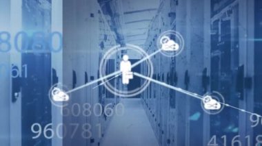 Sunucu odasındaki simgeler ve veri işleme ağı animasyonu. küresel bağlantılar, bilgisayar ve dijital arayüz konsepti dijital olarak oluşturulmuş video.