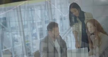Ofiste çalışan çeşitli iş adamlarının veri işleme animasyonları. Küresel iş, finans ve dijital arayüz kavramı dijital olarak oluşturulmuş video.