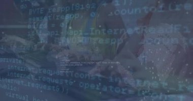 Çeşitli iş adamları üzerinde veri işleme animasyonu. Küresel iş, finans ve veri işleme kavramı dijital olarak oluşturulmuş video.