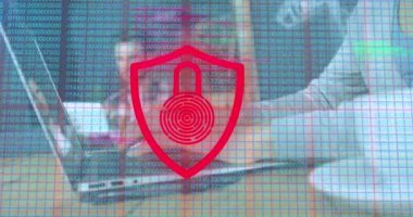 Çevrimiçi güvenlik kilidinin parlayan kırmızı ve yeşil dijital ikonunun mavi arka planda veri işleme özelliği. Küresel işletme dijital arayüzü ve bağlantıları dijital olarak oluşturulmuş video konseptini finanse eder.