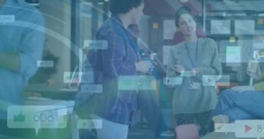 Ofiste toplanan çeşitli iş adamlarının veri işleme animasyonları. Küresel iş, finans ve dijital arayüz kavramı dijital olarak oluşturulmuş video.