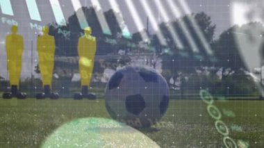 Futbolcular üzerinde istatistik ve veri işleme animasyonu. Küresel spor, rekabet ve veri işleme kavramı dijital olarak oluşturulmuş video.