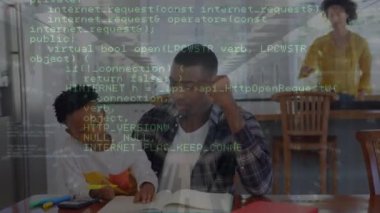 Afrika kökenli Amerikalı baba ve çocuğun birlikte öğrenmesi üzerine veri işleme animasyonu. Küresel eğitim, işletme, finans, hesaplama ve veri işleme kavramı dijital olarak oluşturulmuş video.