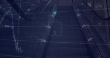 Asma kilit ve merdivenlerin üzerinde veri işleme animasyonu. Küresel iş ve dijital arayüz kavramı dijital olarak oluşturulmuş video.