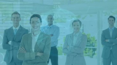 Dünya ile veri işlemenin animasyonu iş adamlarının üzerinde. Küresel iş, finans, bilgisayar ve veri işleme kavramı dijital olarak oluşturulmuş video.