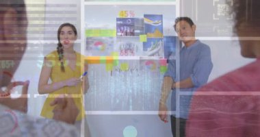 Ofiste çalışan çeşitli iş adamları üzerinde finansal veri işleme animasyonu. Küresel iş, finans ve dijital arayüz kavramı dijital olarak oluşturulmuş video.