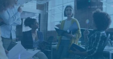 Ofiste çalışan çeşitli iş adamları üzerinde finansal veri işleme animasyonu. Küresel iş, finans ve dijital arayüz kavramı dijital olarak oluşturulmuş video.