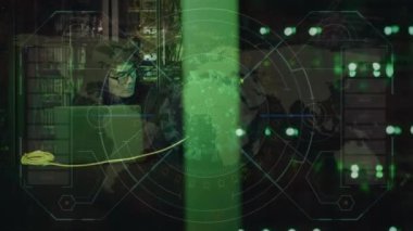 Sunucu odasındaki Asyalı erkek hackerın dünya haritasının animasyonu. Küresel iş ve dijital arayüz kavramı dijital olarak oluşturulmuş video.