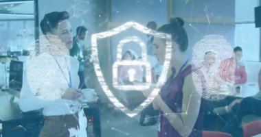 Çeşitli iş adamlarının ofiste toplantı yapmaları üzerine asma kilit ikonu animasyonu. Küresel iş, çevrimiçi güvenlik ve dijital arayüz kavramı dijital olarak oluşturulmuş video.