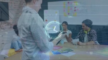 Ofiste çalışan çeşitli iş adamlarının veri işleme animasyonları. Küresel iş, finans ve dijital arayüz kavramı dijital olarak oluşturulmuş video.