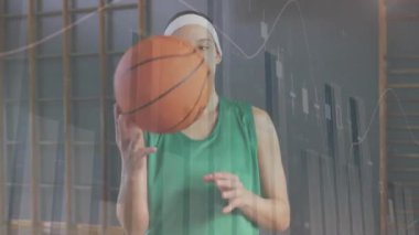 Basketbol oynayan beyaz bir kadın üzerinde veri işleme animasyonu. Küresel iş ve dijital arayüz kavramı dijital olarak oluşturulmuş video.