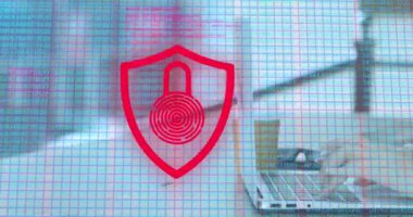 Bilgisayarı kullanarak ellerin üzerinde veri işleme ve asma kilit animasyonu. Küresel iş ve dijital arayüz kavramı, dijital olarak oluşturulmuş video.