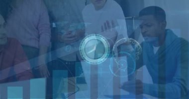 Raporları tartışan çok ırklı iş arkadaşlarının dijital saat, dünya, grafik ve dairelerinin animasyonu. Dijital bileşik, çoklu pozlama, rapor, finans, iş dünyası, takım çalışması ve iletişim kavramı.