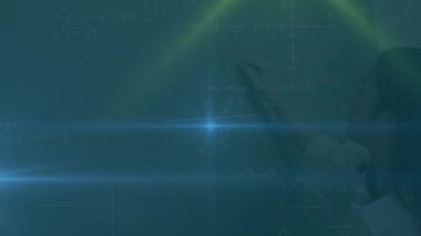 Yeşil ışıkta hareket eden şekiller ve tahtaya yazı yazan kadın animasyonu. Küresel bilim, eğitim ve veri işleme kavramı dijital olarak oluşturulmuş video.