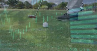 Golf sopası ve topla erkek golfçünün bacaklarının üzerinde istatistik ve veri işleme animasyonu. Küresel spor, rekabet ve veri işleme kavramı dijital olarak oluşturulmuş video.