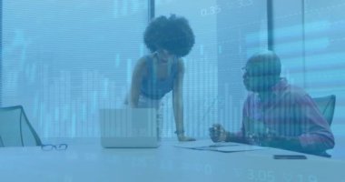 Ofiste çalışan çeşitli iş adamları üzerinde finansal veri işleme animasyonu. Küresel iş, finans ve dijital arayüz kavramı dijital olarak oluşturulmuş video.