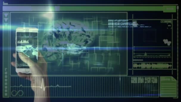 地図上の携帯電話 棒グラフ 背景の人間の脳を使用してクロップドハンドのアニメーション デジタル複合体 多重露光 レポート グローバル 解剖学 技術の概念 — ストック動画