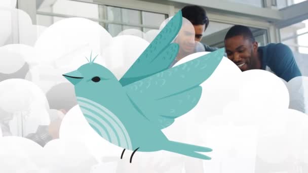 Animación Pájaro Azul Sobre Nubes Contra Compañeros Trabajo Multirraciales Sonriendo — Vídeos de Stock