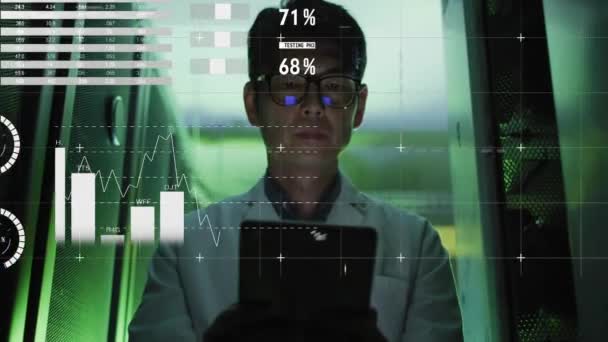 실에서 태블릿을 사용하여 아시아인 과학자를 데이터 애니메이션 글로벌 디지털 인터페이스 — 비디오