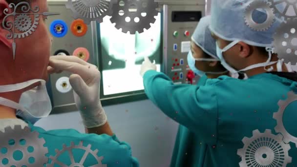 病院の多様な外科医の上を移動するコグのアニメーション ネットワーク データ処理の概念デジタルで生成されたビデオ — ストック動画