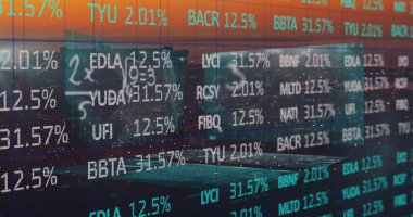 Arka planda finansal veri işleme ve şehir manzarası üzerindeki matematiksel denklemlerin resmi. Küresel işletme finans konut piyasası dijital bileşimi.