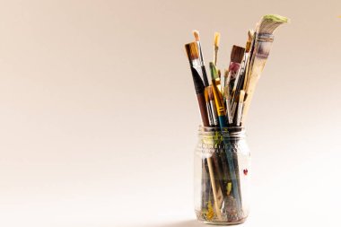 Beyaz arka planda boya fırçası kavanozunun bileşimi. Ulusal zanaat ayı, resim, sanat ve kopyalama alanı.