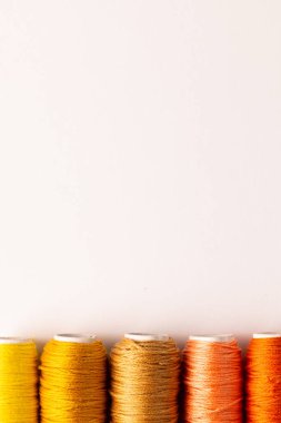 Beyaz arka planda dikiş ekipmanı bileşimi. Ulusal zanaat ayı, dikiş, kıyafet ve kopya alanı.