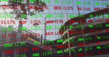 Arka plandaki inşaat alanındaki finansal veri işleme resmi. Küresel işletme finans konut piyasası dijital bileşimi.