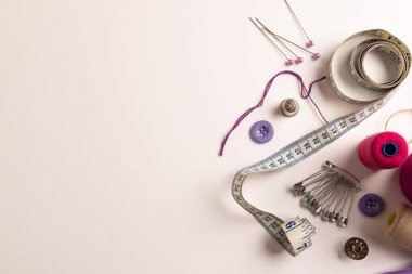 Beyaz arka planda dikiş ekipmanı bileşimi. Ulusal zanaat ayı, dikiş, kıyafet ve kopya alanı.