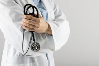 Kafkasyalı bir doktorun gri arka planda steteskop tutarak fotokopi çekmesi. Tıp, sağlık ve bilim konsepti.