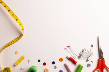 Beyaz arka planda dikiş ekipmanı bileşimi. Ulusal zanaat ayı, dikiş, kıyafet ve kopya alanı.