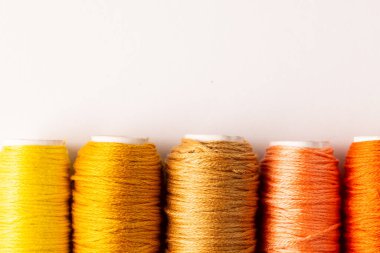 Beyaz arka planda dikiş ekipmanı bileşimi. Ulusal zanaat ayı, dikiş, kıyafet ve kopya alanı.